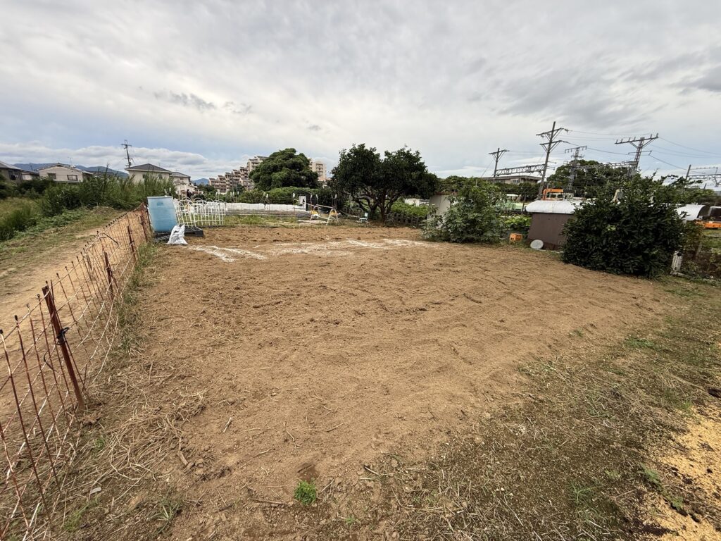 耕した土が広がる家庭菜園の畑を反対側から撮影した様子